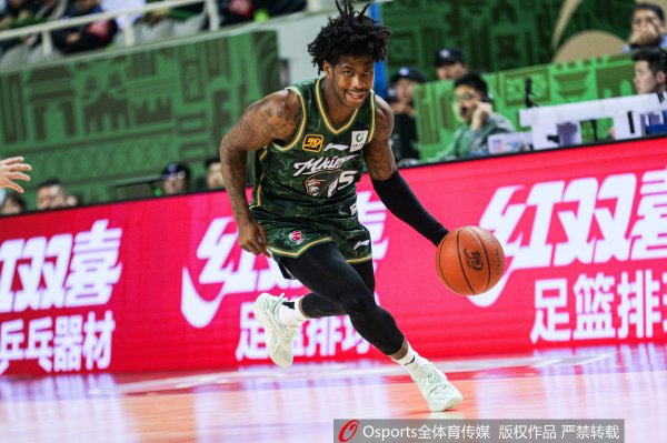 再加之周琦在篮下随时补防体育集锦