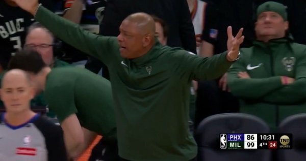 老里齐懵了！大洛篮下强攻念念要2+1 成果裁判给T酿成2-1体育赛事直播