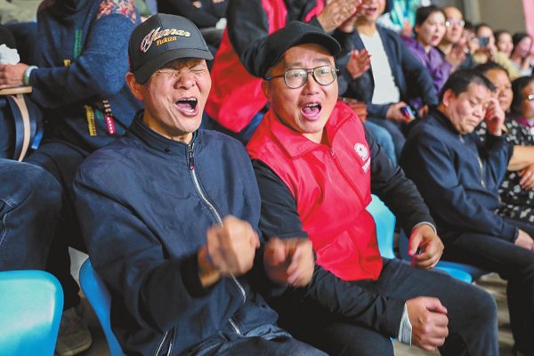 在现场的热烈氛围和特教本分的及时阐发注解下体育录像/图片