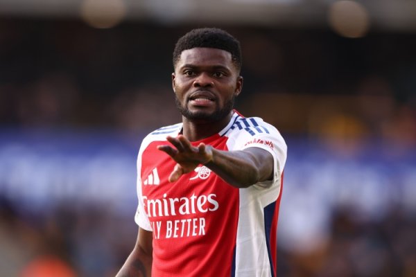 阿森纳中场托马斯的公约只剩下不到三个月的时辰体育录像/图片