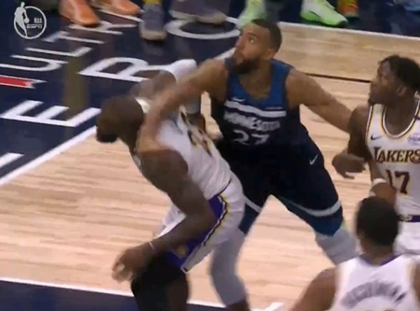 戈贝尔抢板肘击詹姆斯后颈😡詹姆斯荒谬大怒！戈贝尔一级恶犯！体育赛事直播