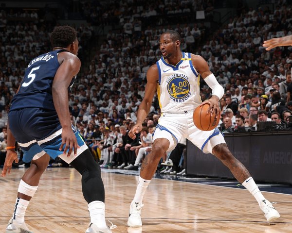 两边的琢磨距离至极线还有一定距离；同期体育赛事直播