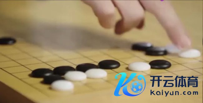 采访中，聂卫平亲手归附与小林光一棋局的每一步