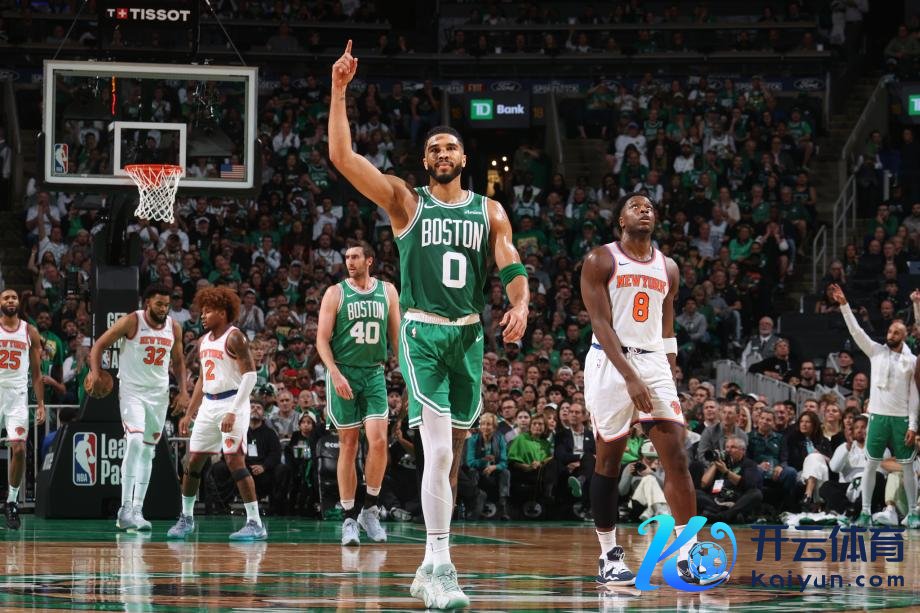 [图]塔图姆37分10助攻 凯尔特东谈主揭幕战轻取尼克斯